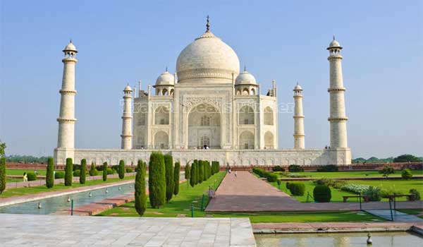 Taj-Mahal-traveldealsfinder.com_