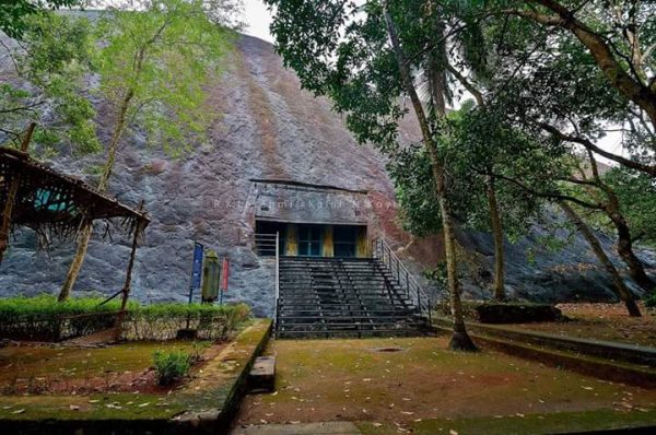 Thirunanthikarai Cave Temple in Kanyakumari