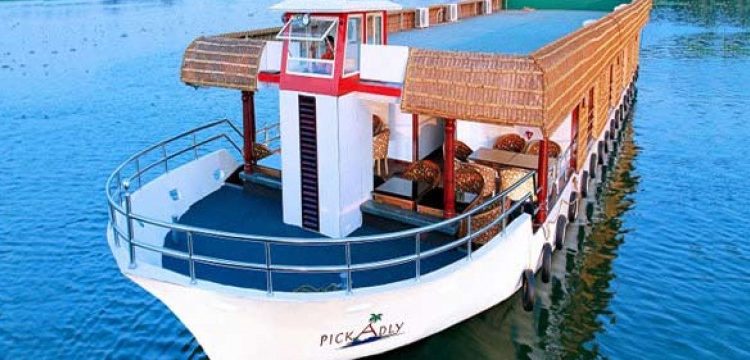 Famous Luxurious Houseboats in Alleppey